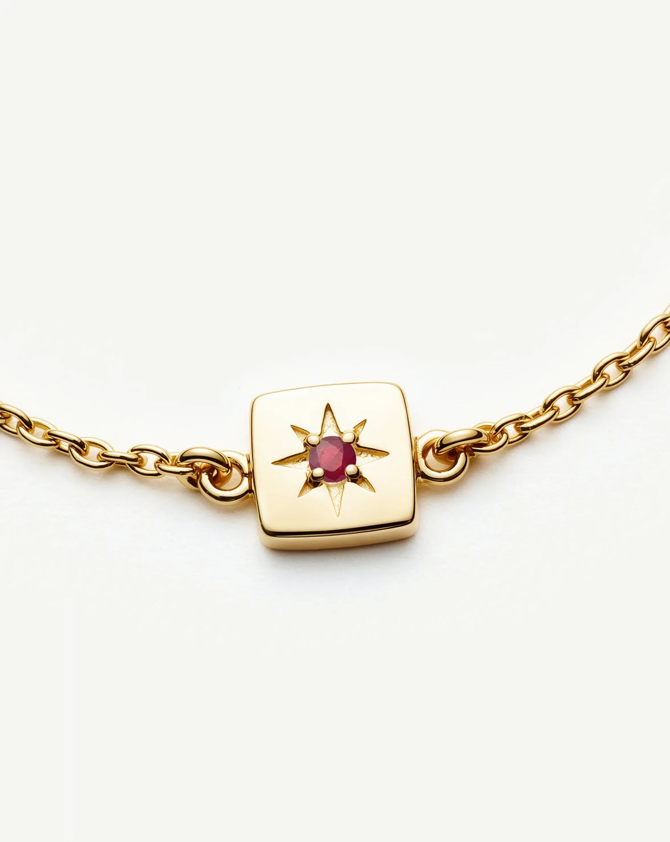 Missoma July Birthstone Slider rannekoru rubiini kullattu