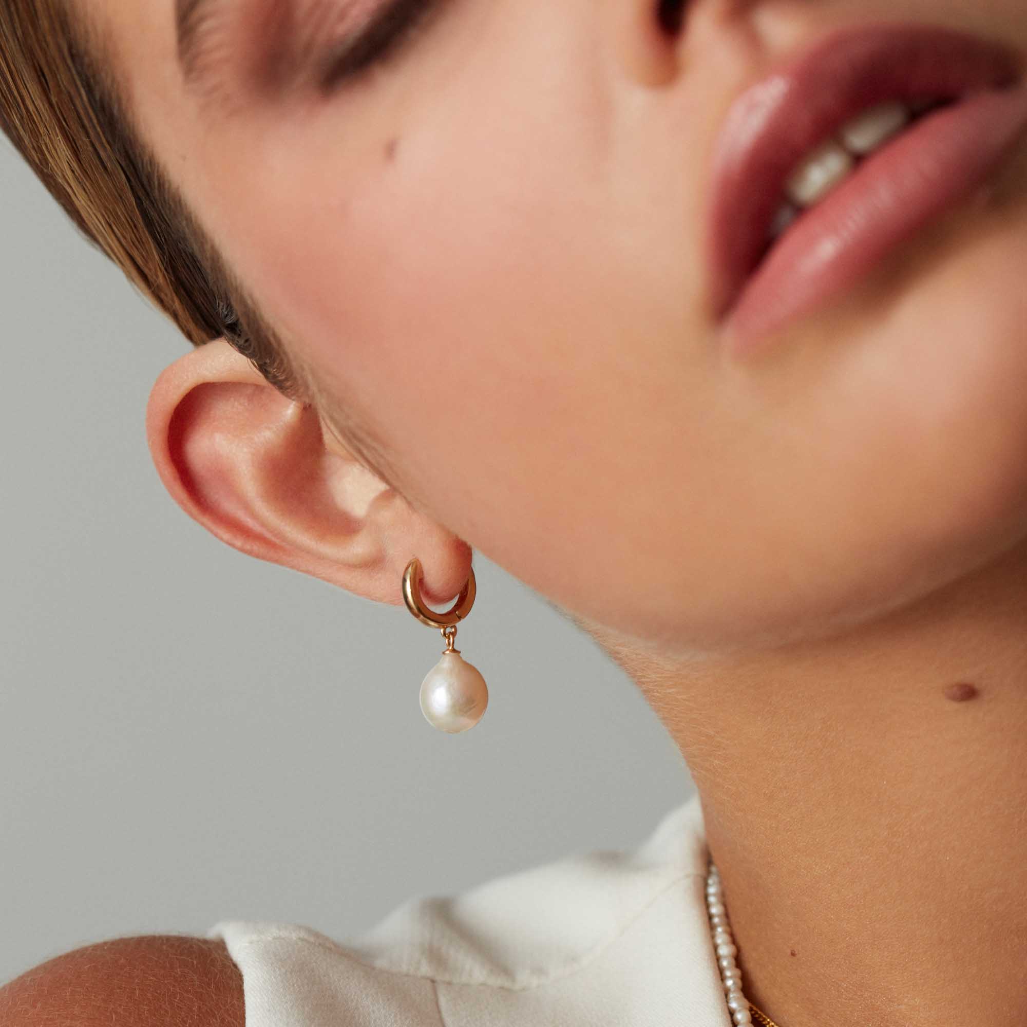 Muru Freshwater Pearl korvakorut kulta helmiriipuksella