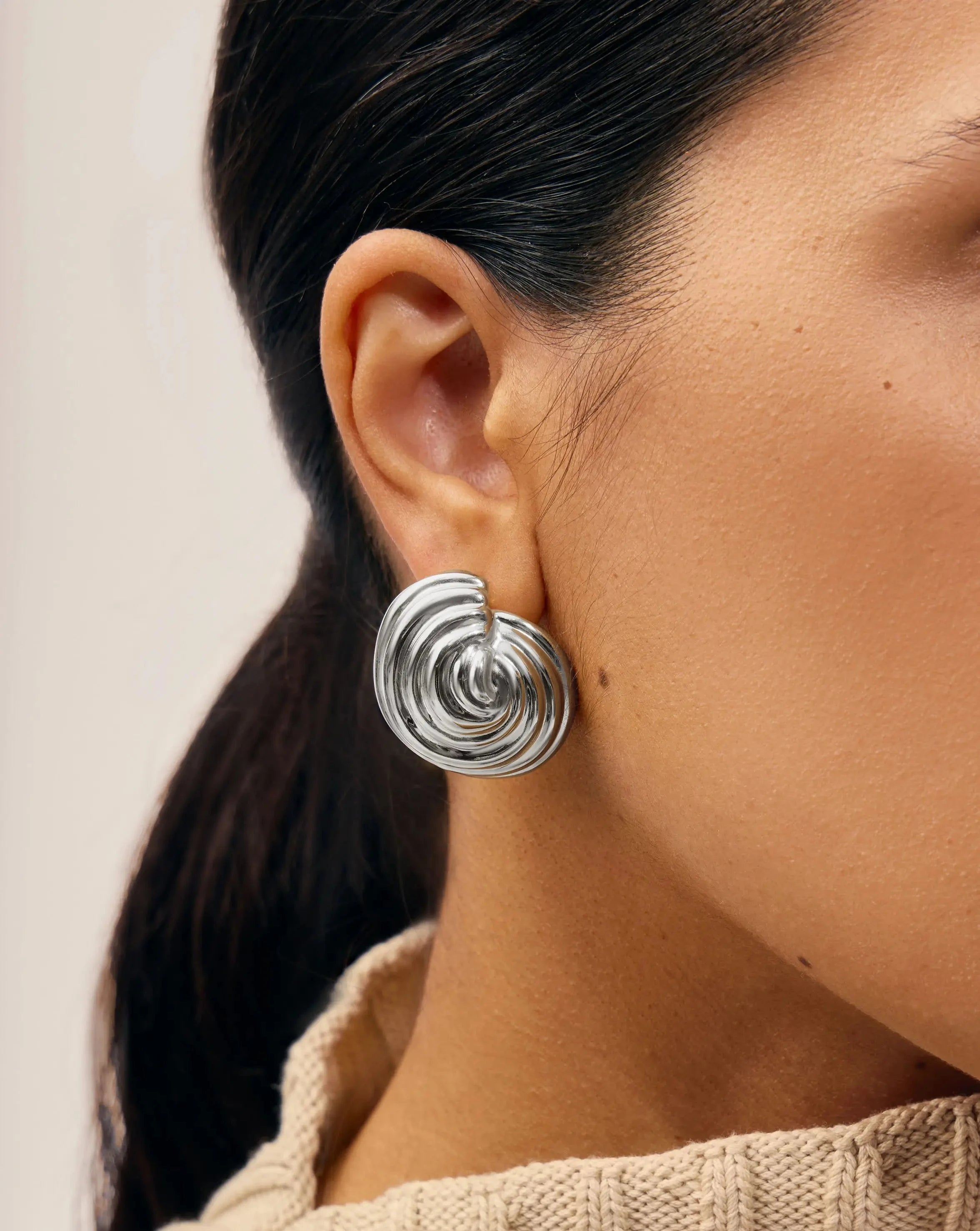 MISSOMA Spiral Dome Oversized nappikorvakorut hopeoitu kookas