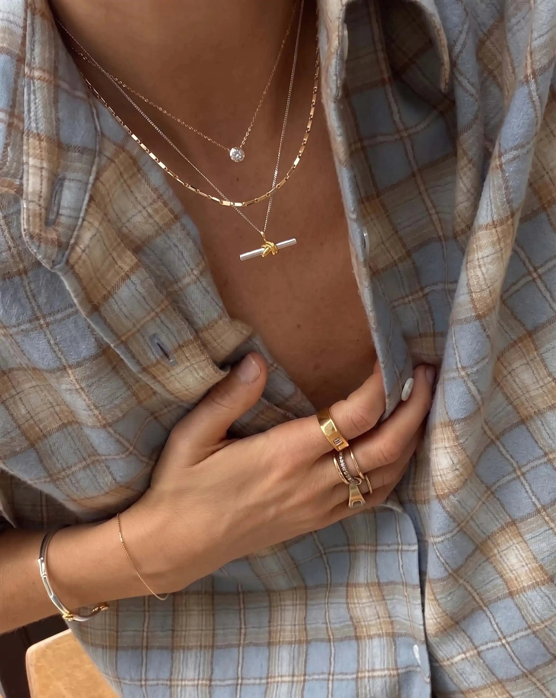 MISSOMA Lucy Williams T-Bar Knot Pendant kaulakoru bimetalli