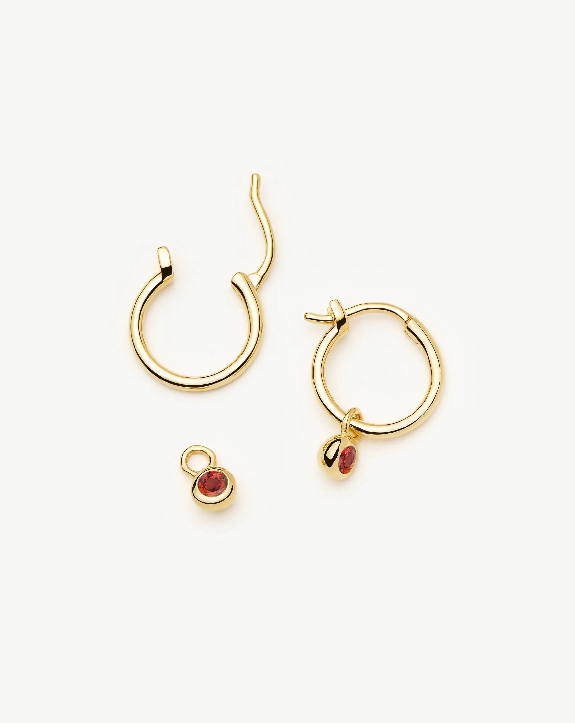 MISSOMA January Birthstone Mini Charm Hoop korvakorut kulta granaatti
