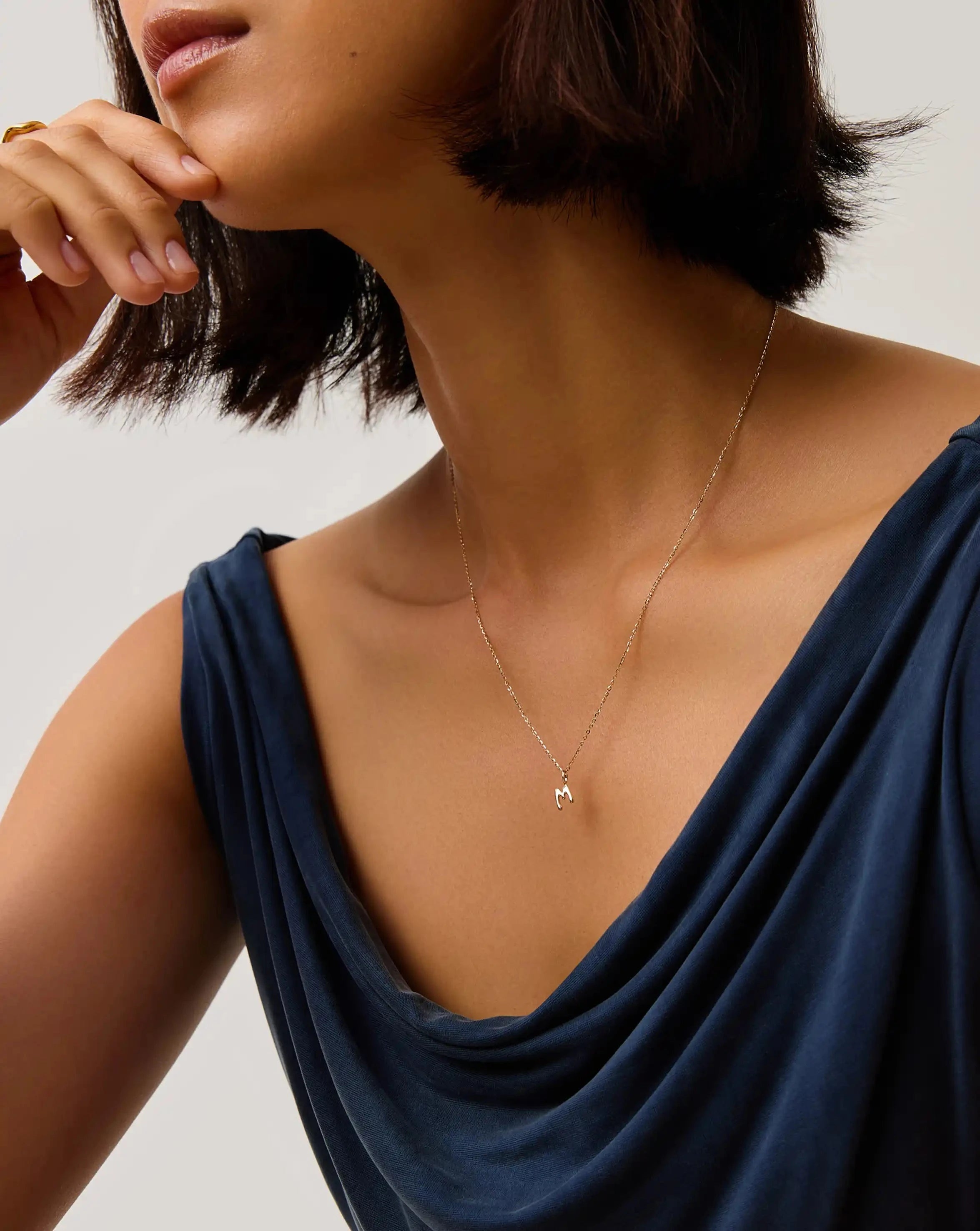 Missoma Initial Mini Pendant M kaulakoru kulta