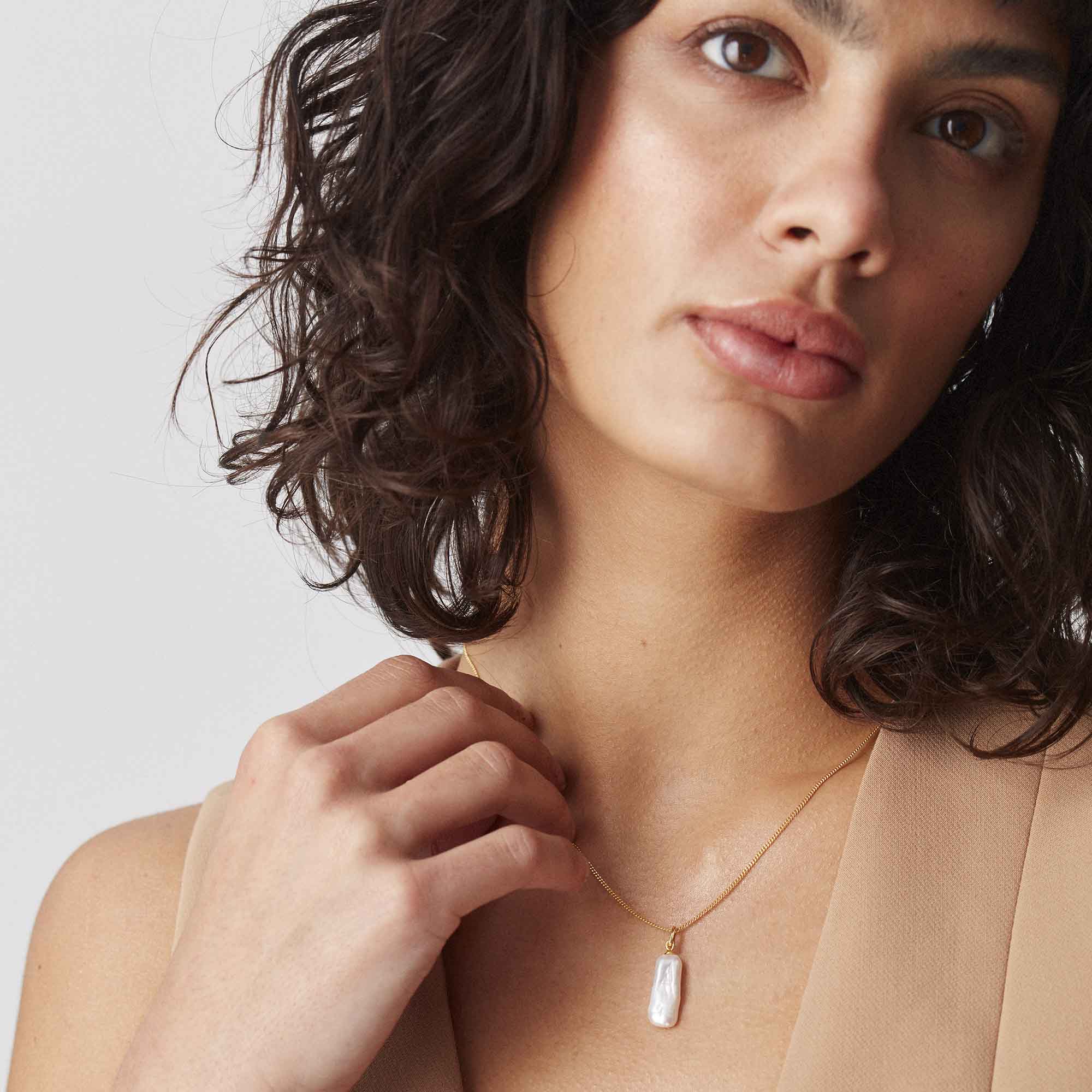 Muru Long Pearl riipus hopea barokkihelmi