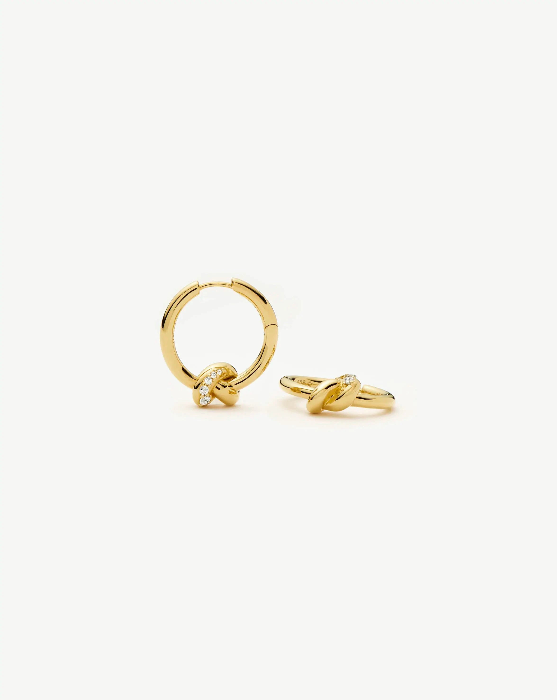 Missoma Lucy Williams Pavé Knot Small Hoop korvakorut kullattu zirkonia