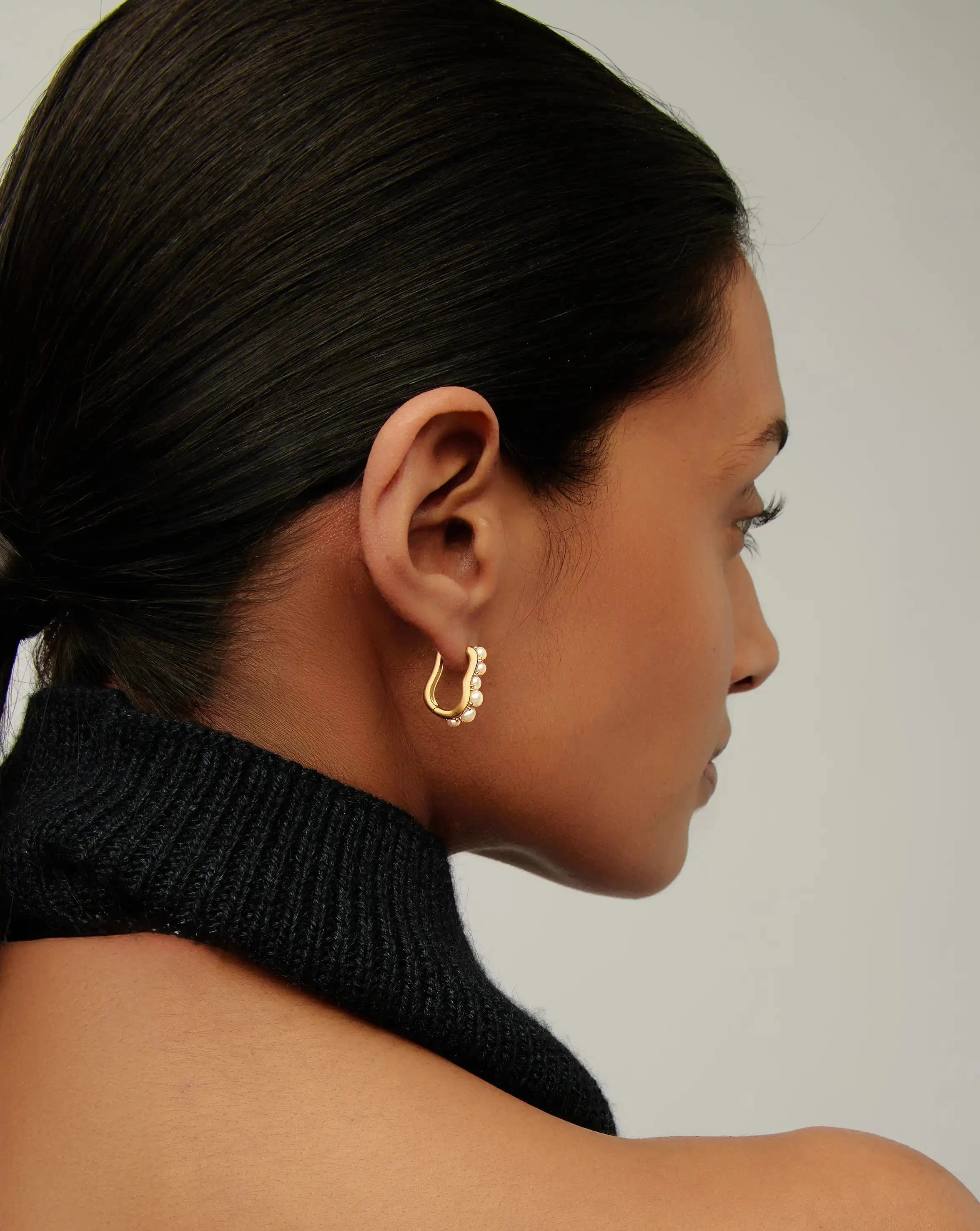 MISSOMA Pearl Wave Small Hoop korvakorut kulta helmi