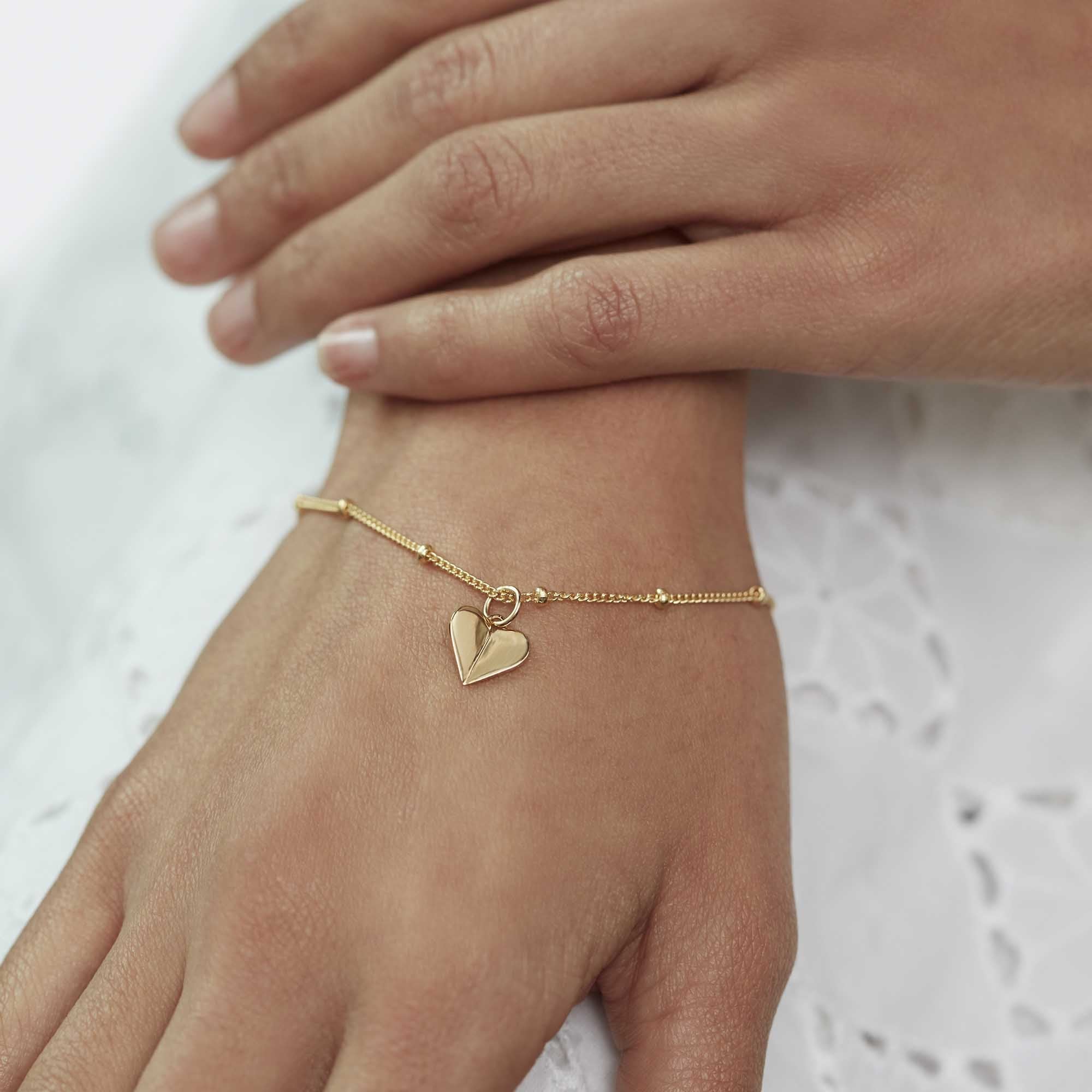 Muru Mini Heart Bead helmirannekoru kulta kaiverrettava