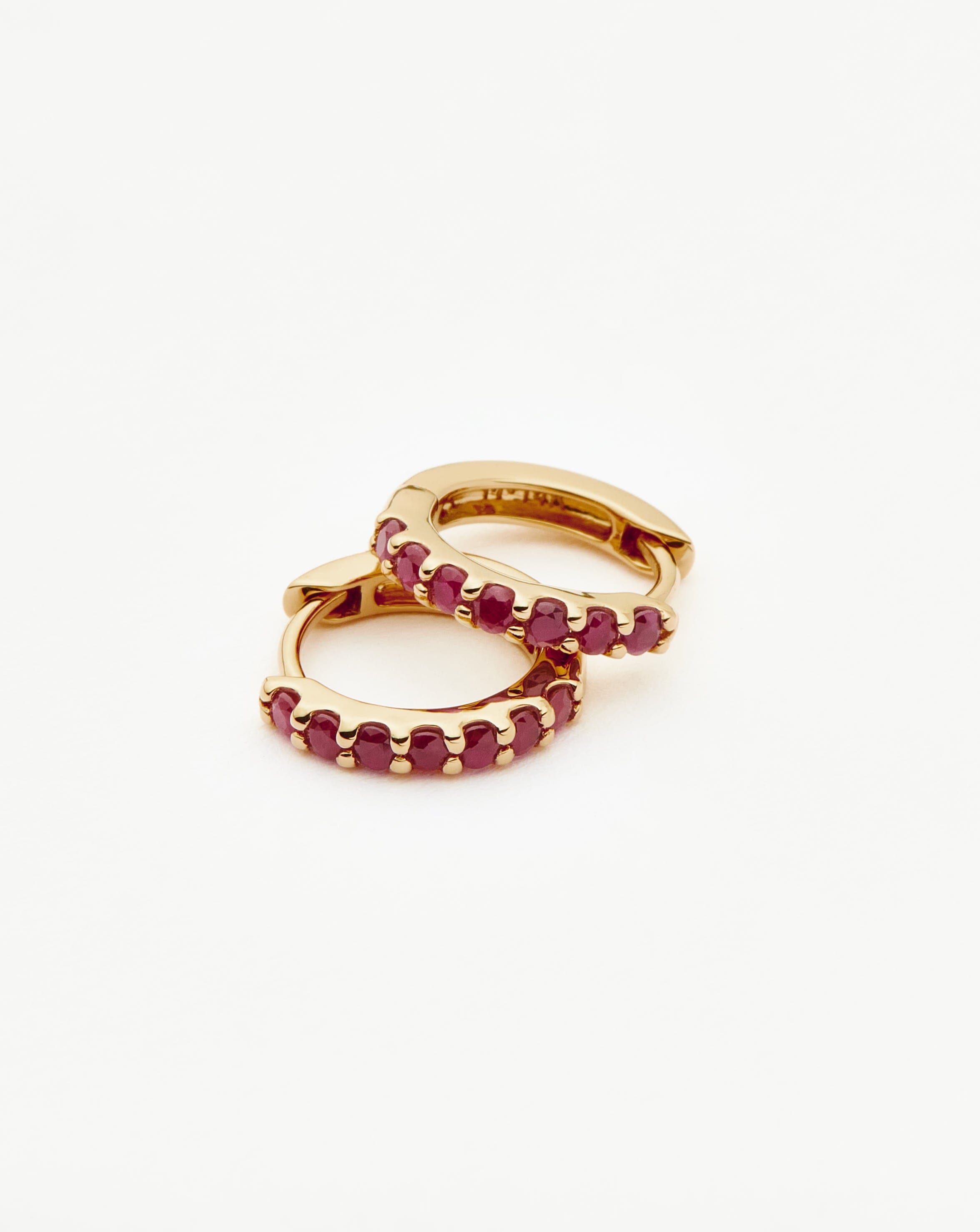 Missoma Ruby Huggies korvakorut 9ct kulta rubiini