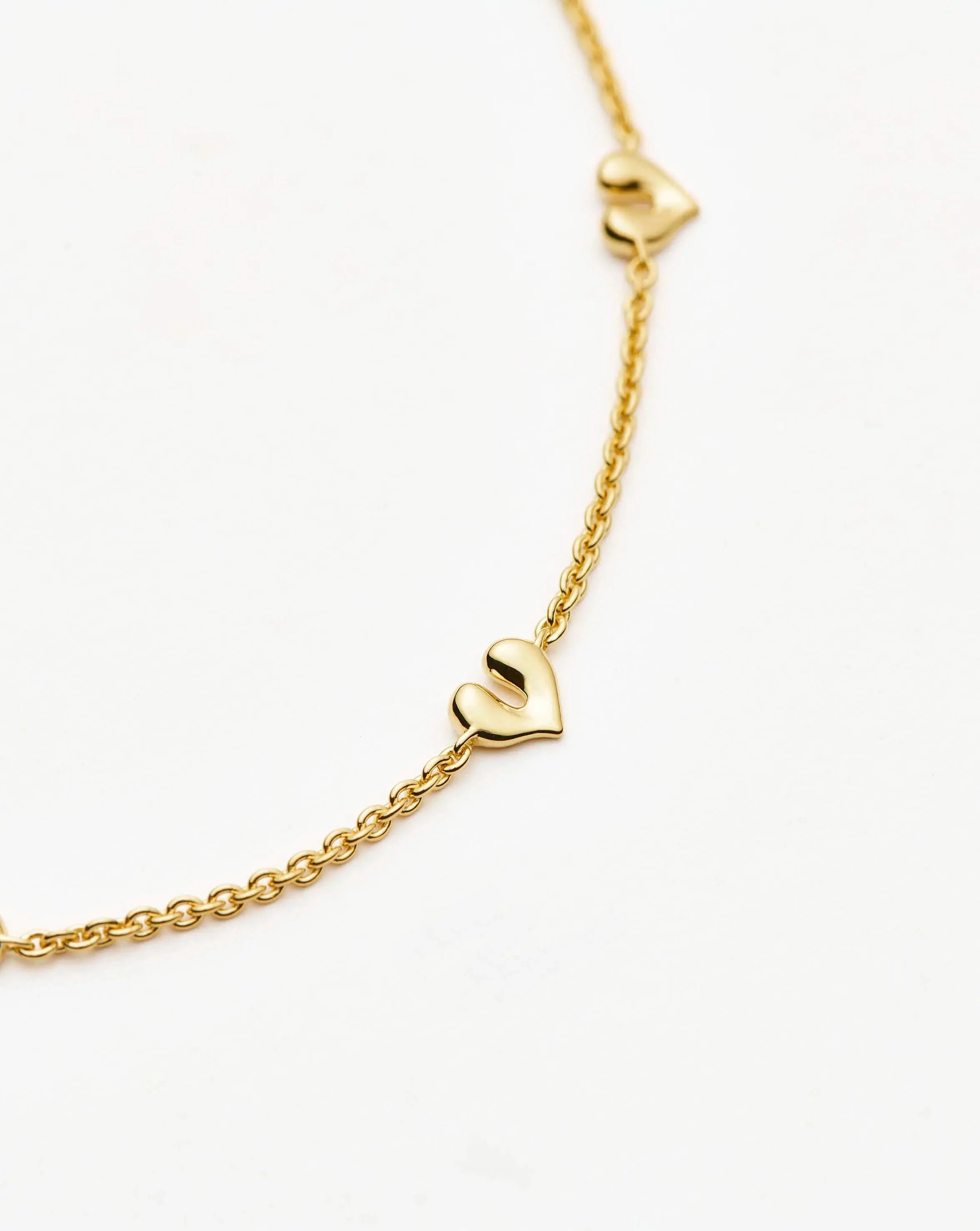 Missoma Molten Heart Mini Charm rannekoru kullattu S/M