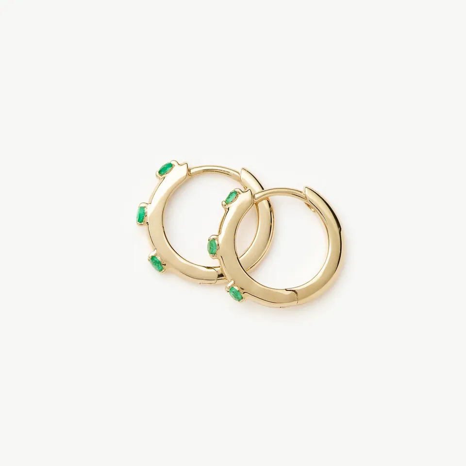 Missoma Emerald Huggie korvarenkaat 9ct kulta
