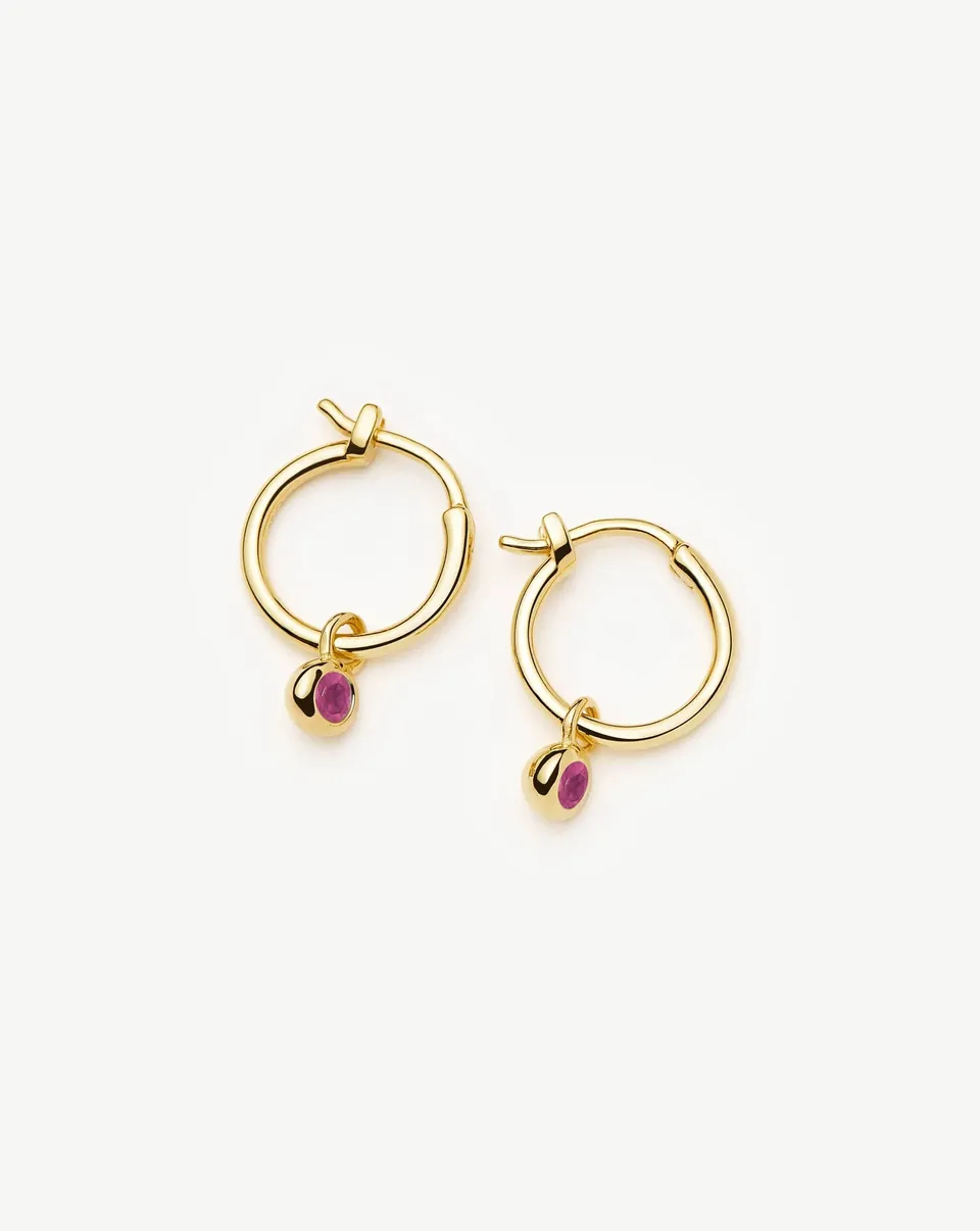Missoma July Birthstone hoop-korvakorut rubiini kullattu