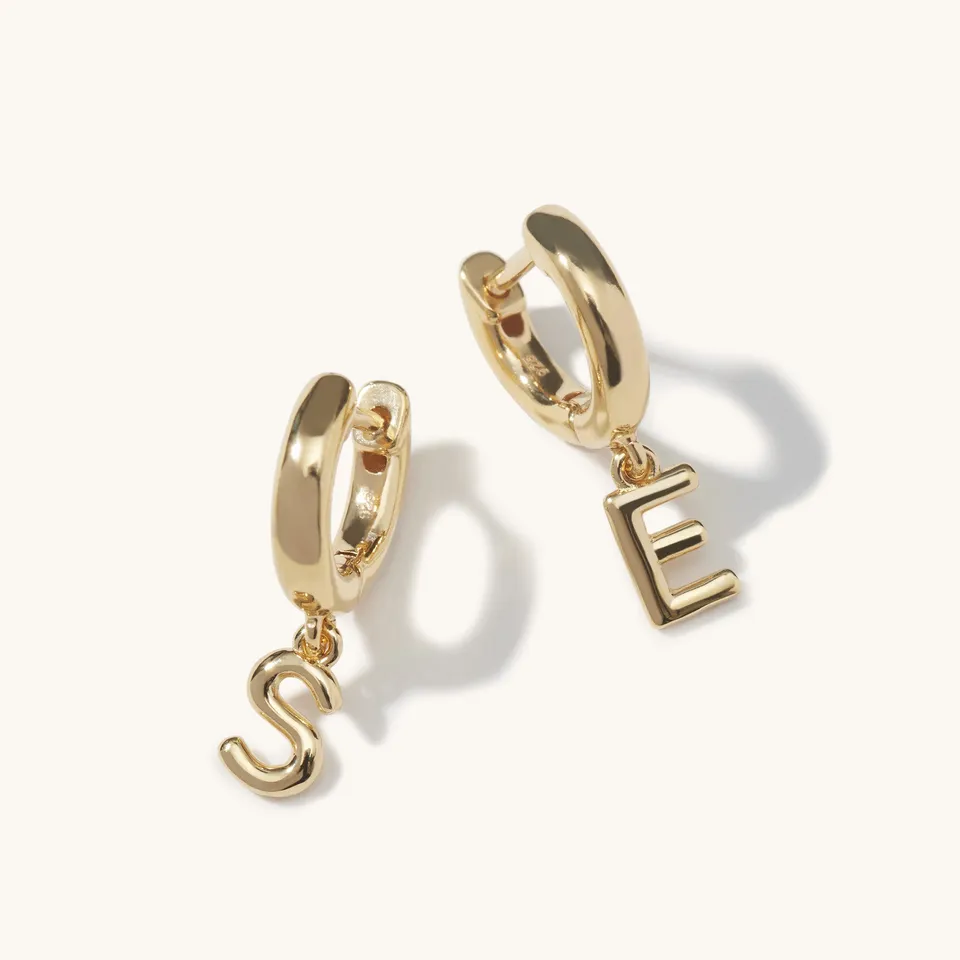 Muru Love Letter Hoops korvakorut kulta kirjain