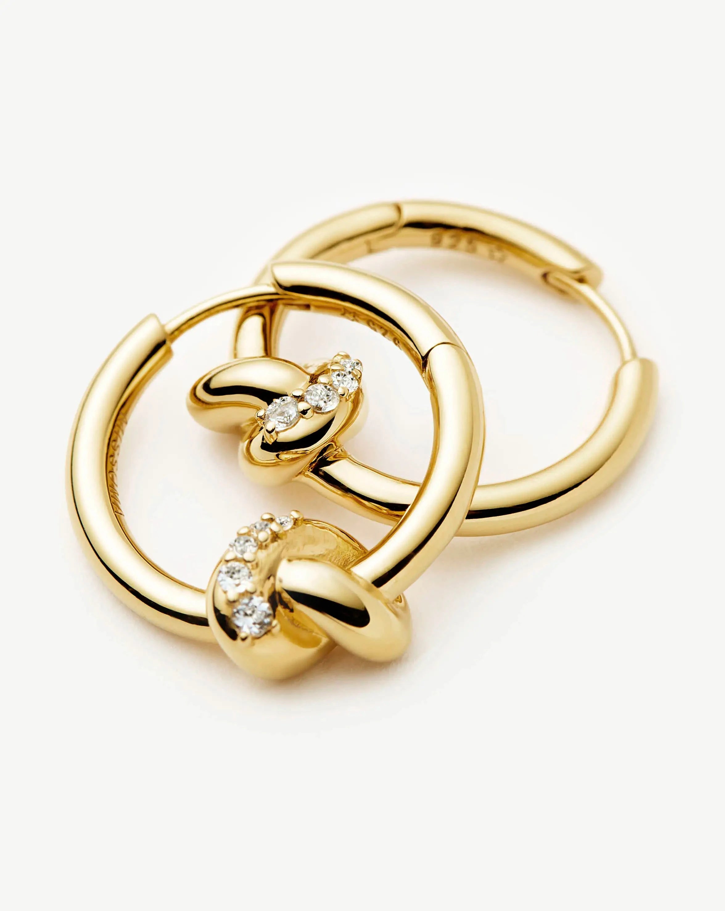 Missoma Lucy Williams Pavé Knot Small Hoop korvakorut kullattu zirkonia