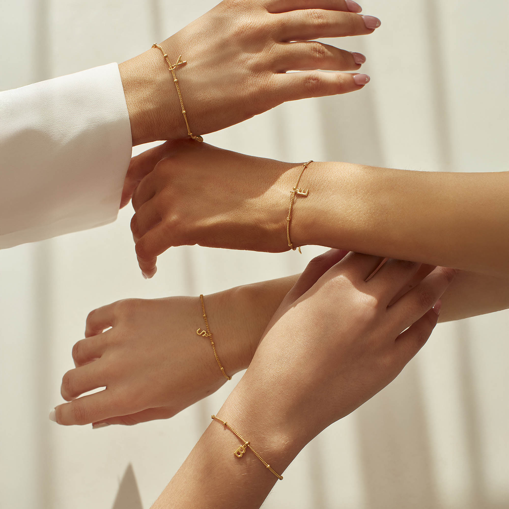 Muru Jewellery Little Love Letter rannekoru kulta kirjain