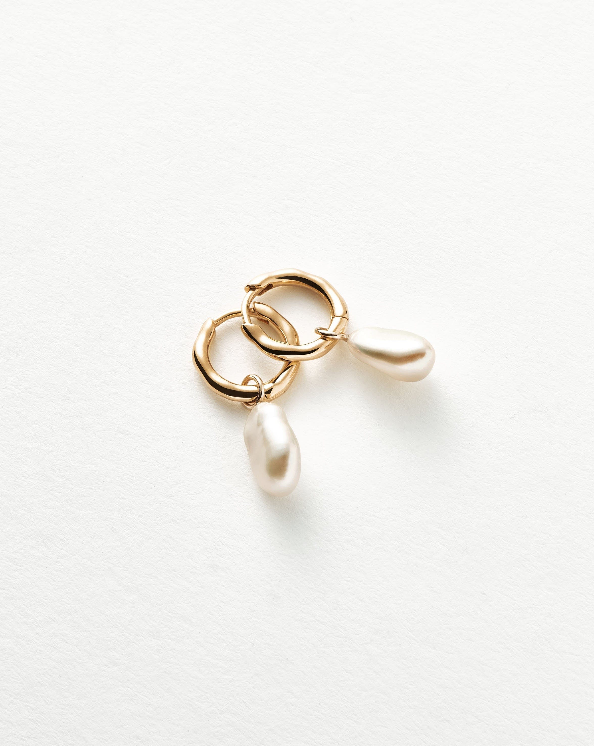 Missoma Pearl Drop Mini Hoop korvakorut 9k helmi