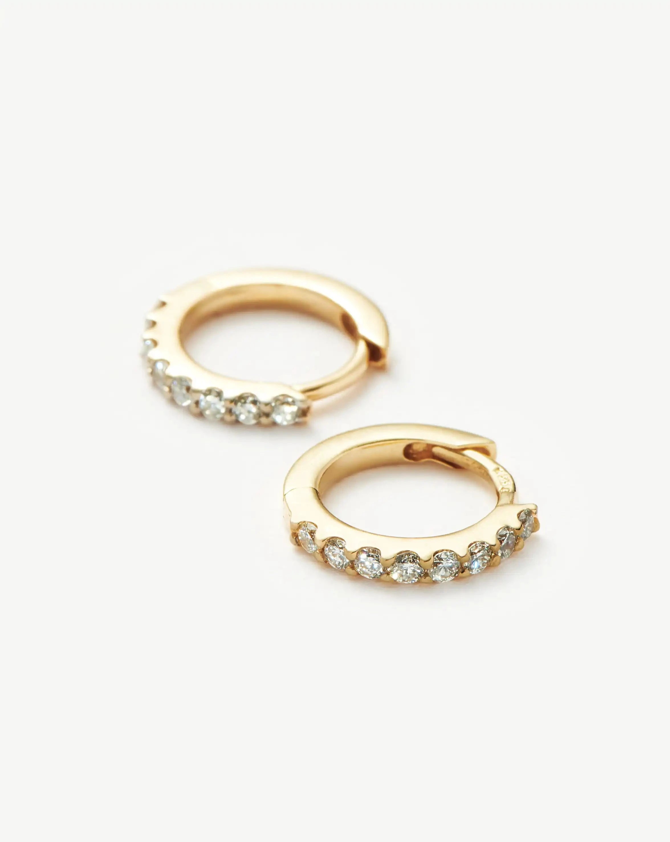 Missoma Classic Diamond huggie-korvakorut 9K kulta 0,21ct
