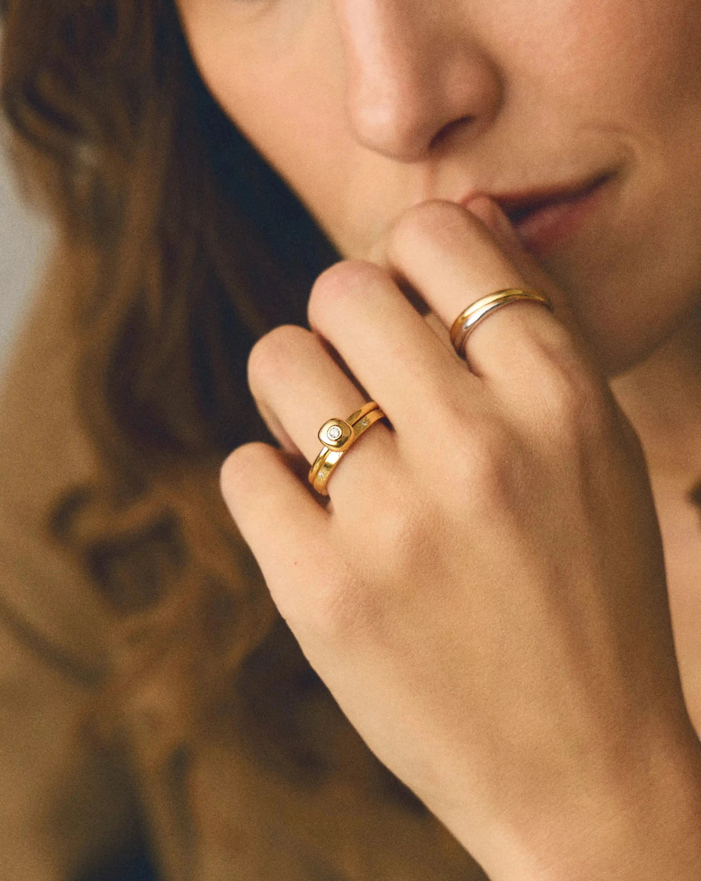 Missoma Molten Soft Square sormus 18k kulta zirkonia
