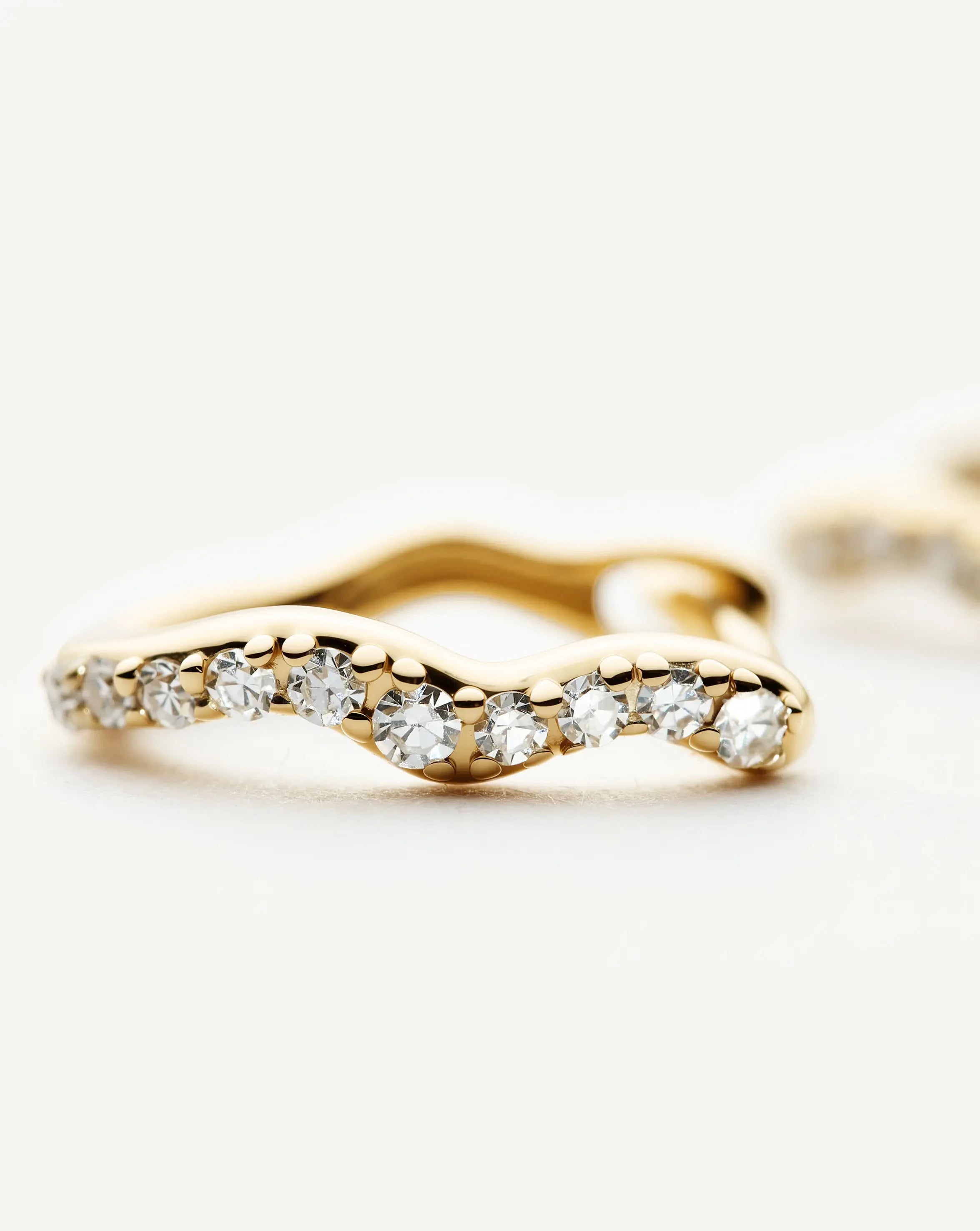 Missoma Molten Snow huggie-korvakorut 9ct kulta timantti