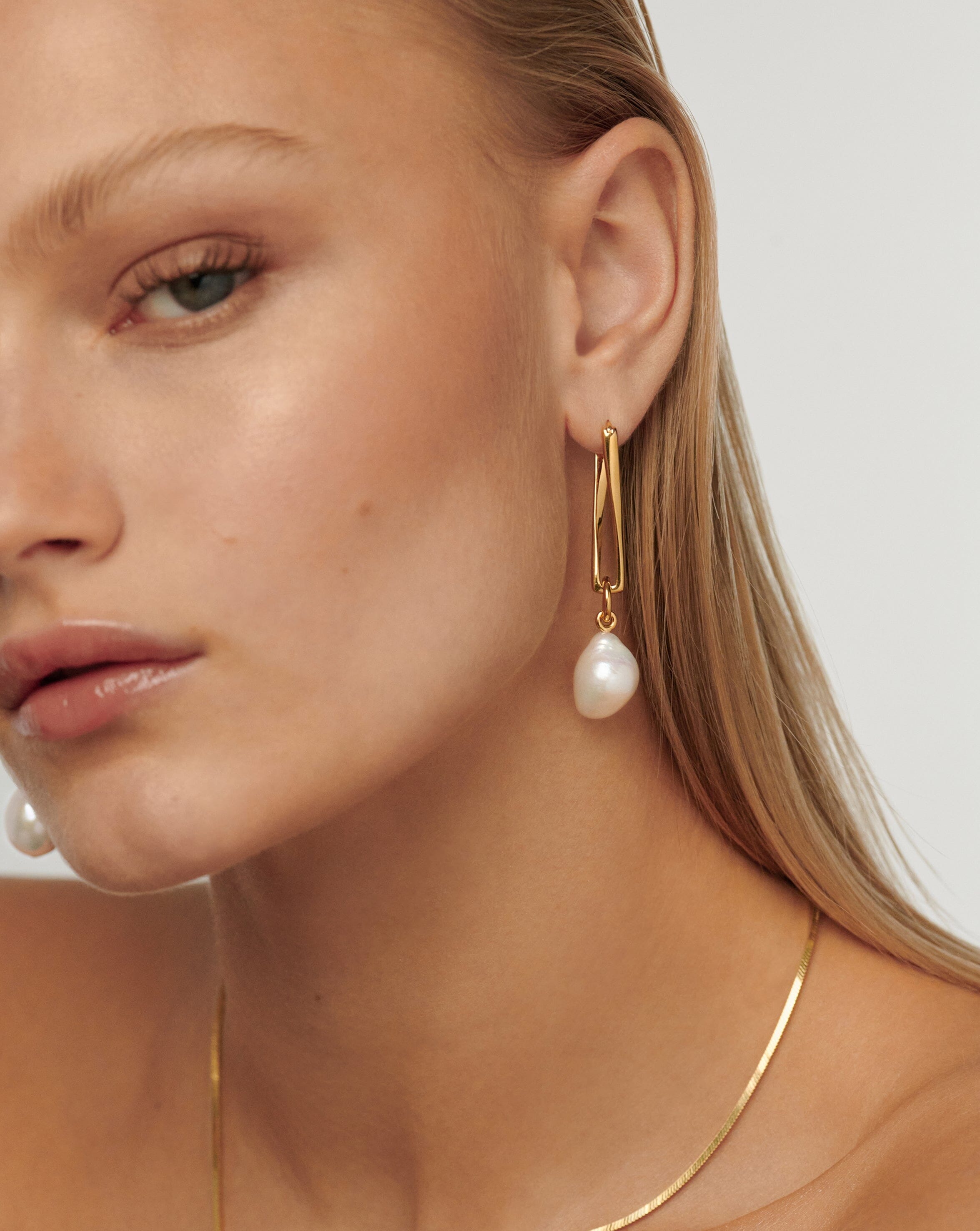Missoma Baroque Pearl Twisted Drop helmikorvakorut kulta
