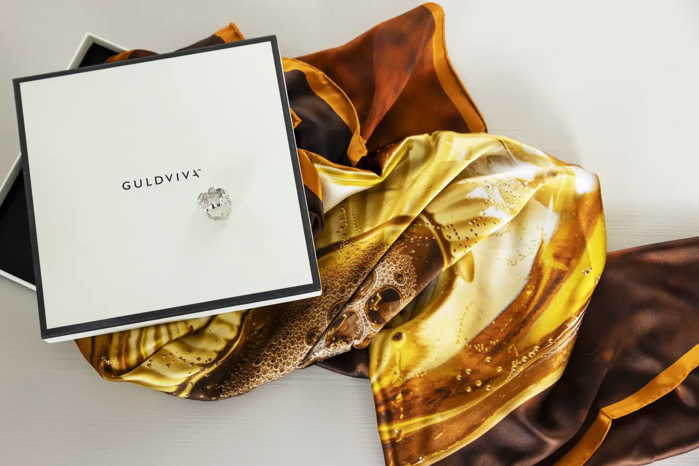 Guldvivan Celebrate huivi 90x90 silkki